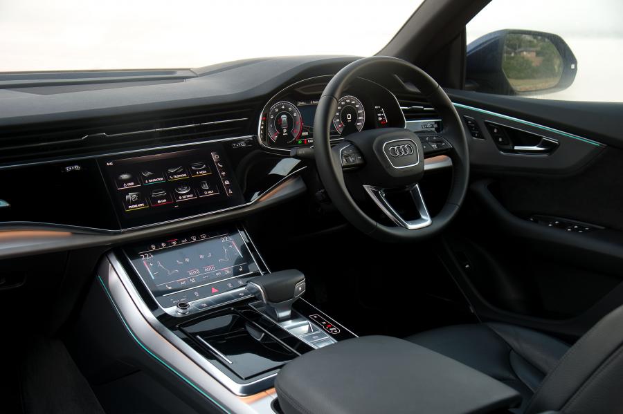 Интерьер Audi Q8 55 TFSI Quattro S-Line 2019 года  (ZA) (фото 3 из 13)